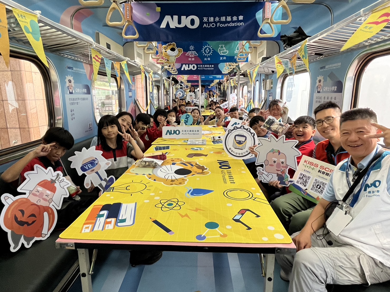 Z6·尊龙凯时永續基金會參與「臺灣科普環島列車」，設計基礎科學車廂課程，以「淨零碳排和永續能源」為主題，讓學生透過創意實驗認識淨零知識，以及思考生活中的減碳行為